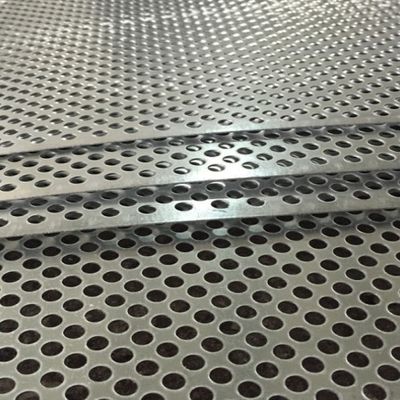 3mは波形の金属のパネル、GIの穴があいたシートを打ち抜いた