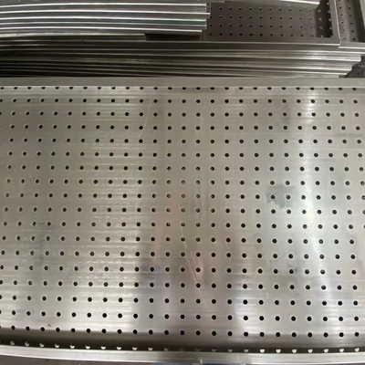 1.0mmの厚さの装飾によって電流を通されたパテの角目はアルミニウム シートに細長い穴をつけた